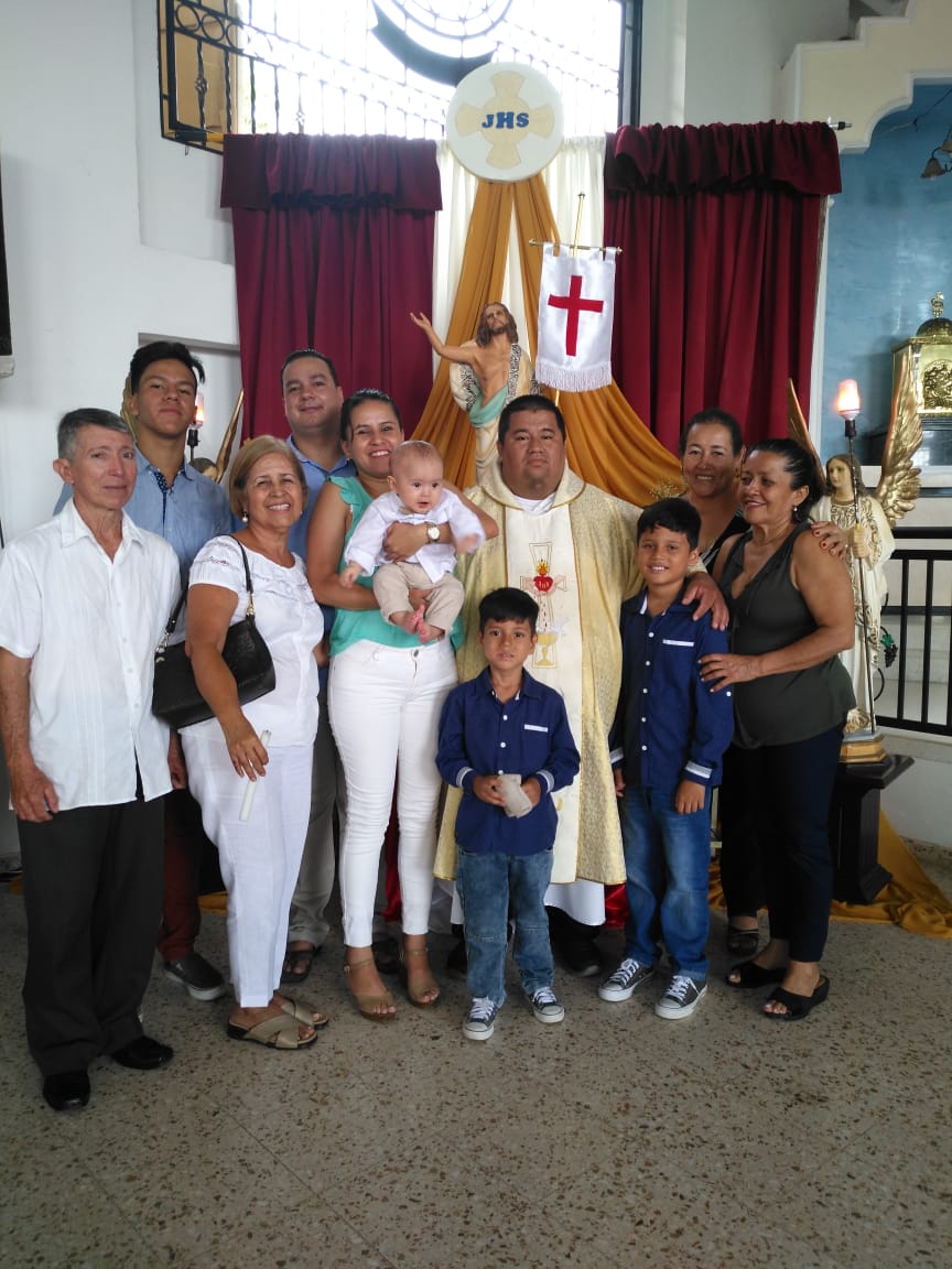 El pequeño en compañía de sus padres Lina Nañez y Mauricio Tejada, y los padrinos Arcesio Vargas y Rosa Nañez.